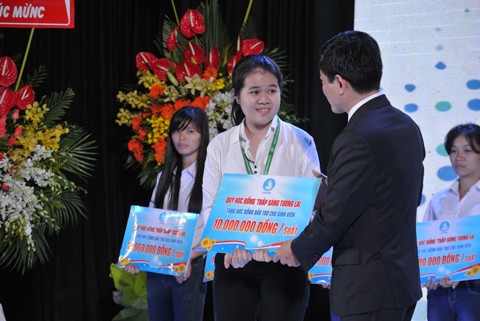 Thành phố Hồ Chí Minh: Trao 120 suất học bổng “Thắp sáng tương lai” - ảnh 1